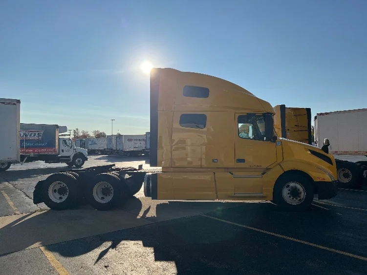 2022 Volvo VNL 760 - image 8