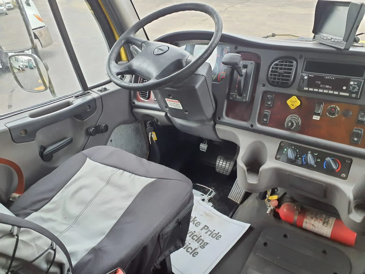 2016 Freightliner M2 106 in Bolingbrook, IL — photo 7