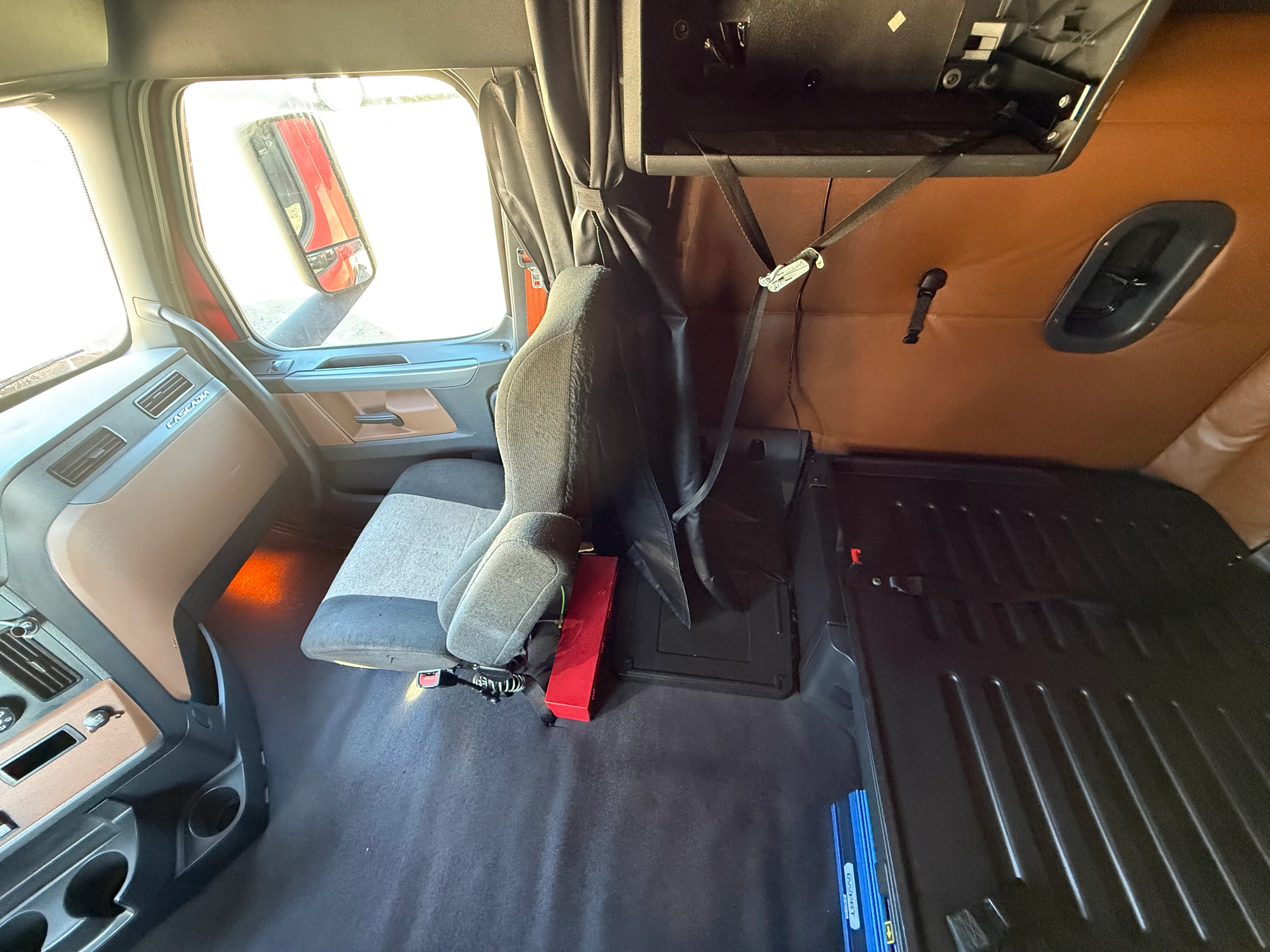 2021 Freightliner Cascadia in San Diego, CA — photo 17