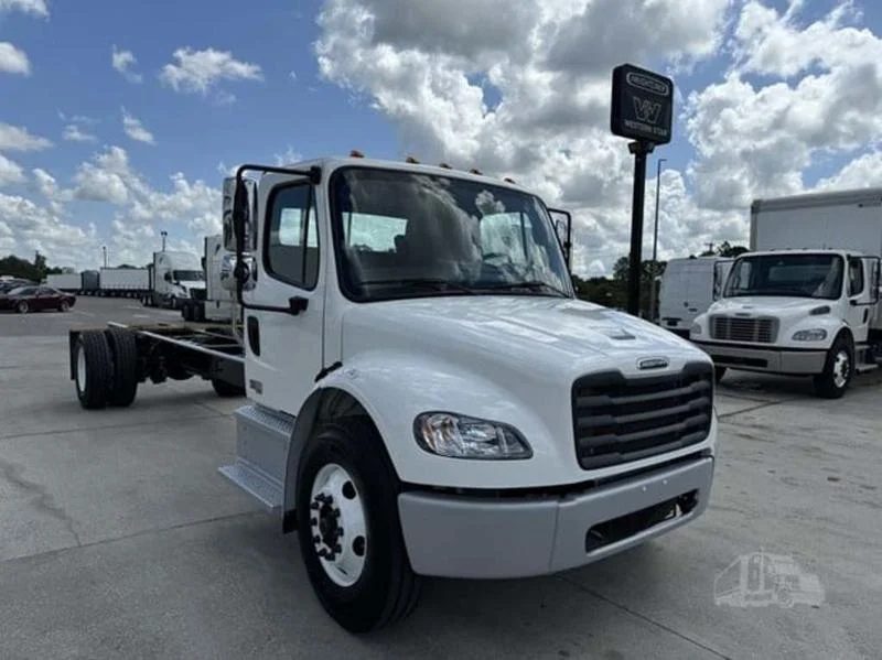 2027 Freightliner M2 106 — photo 2
