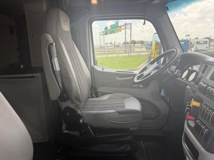 2020 Peterbilt 579 — photo 23