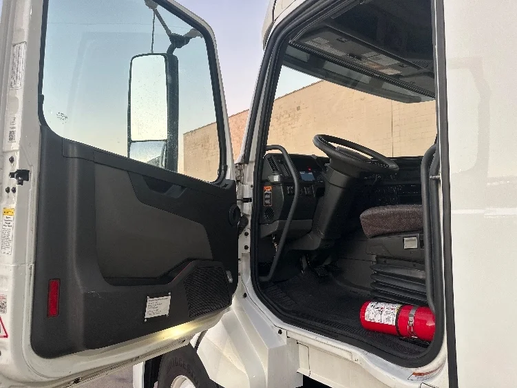 2023 Volvo VNL 760 - image 9