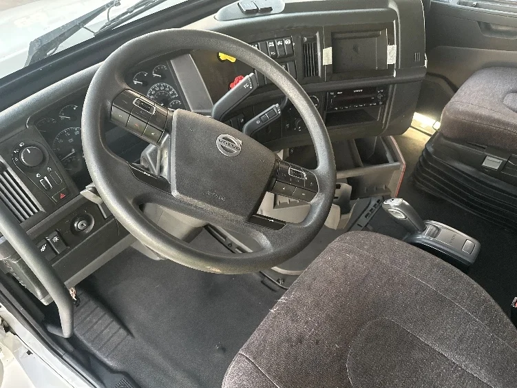 2023 Volvo VNL 760 - image 10