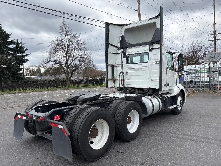 2021 Volvo VNL 300 - image 7