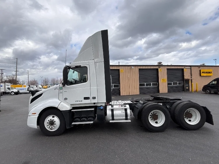 2021 Volvo VNL 300 - image 4