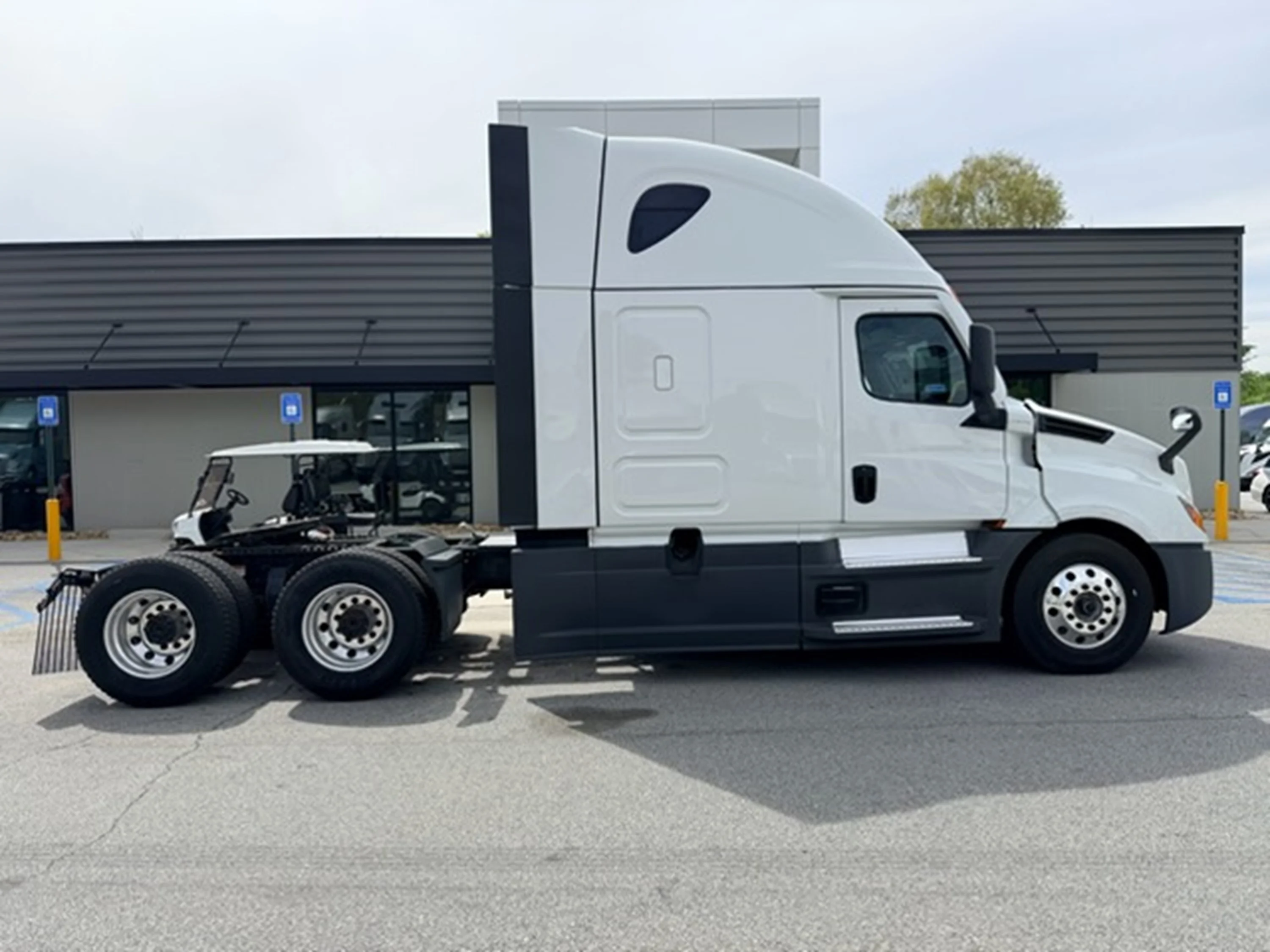 2024 Freightliner Cascadia - image 2