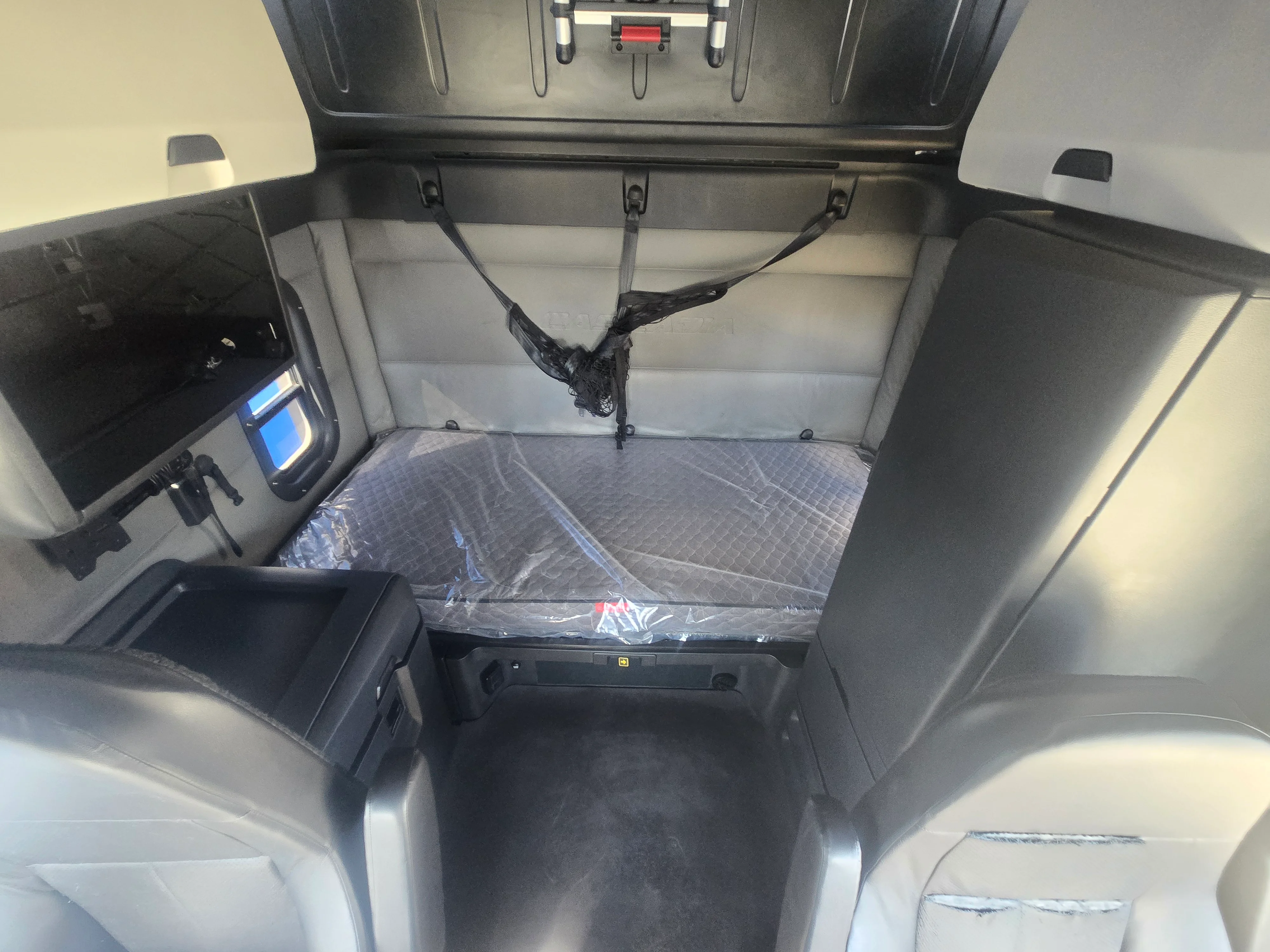 2022 Freightliner Cascadia in Fresno, CA — photo 11