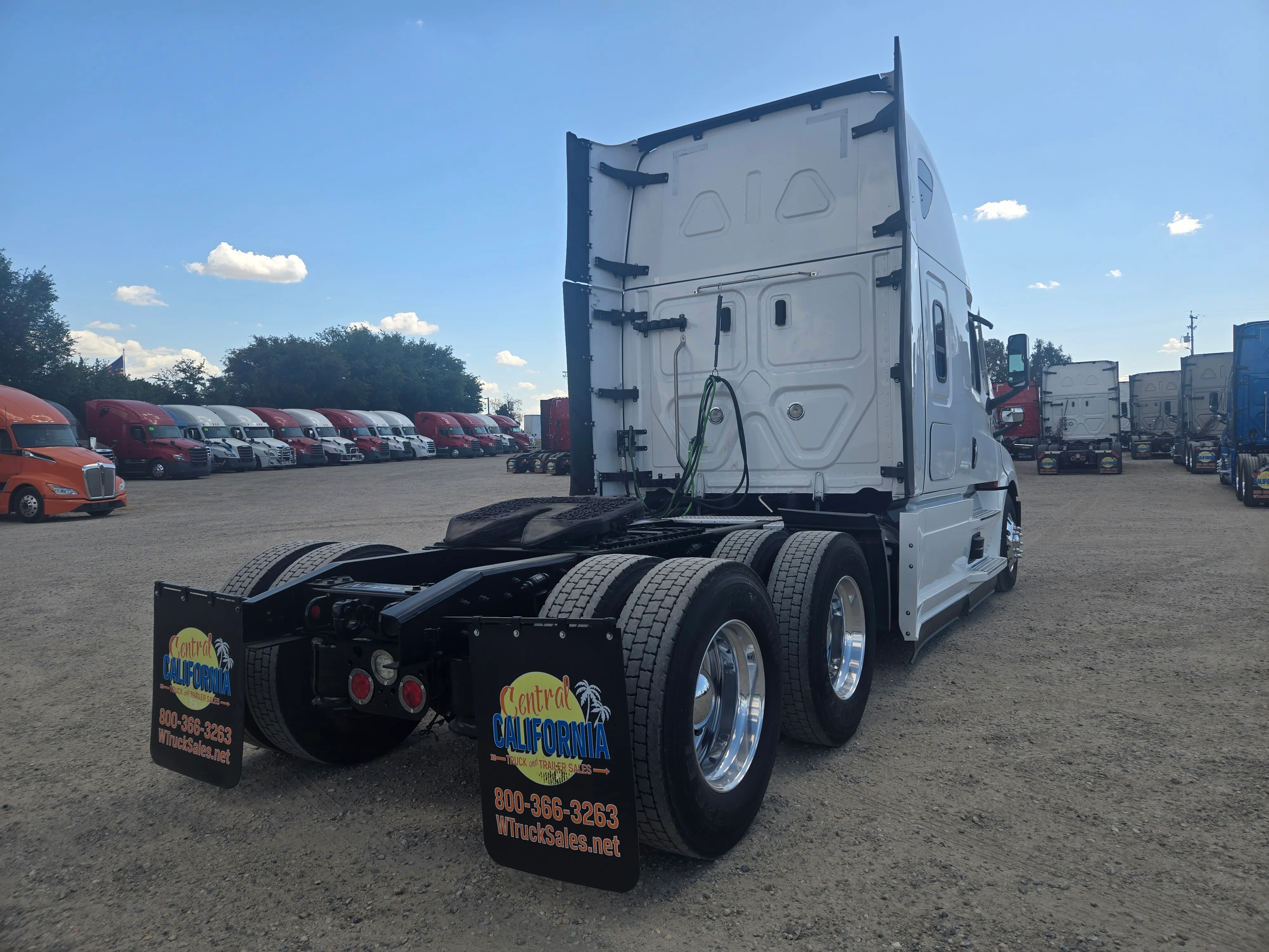 2022 Freightliner Cascadia in Fresno, CA — photo 5