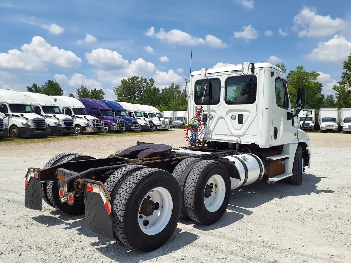 2016 Freightliner Cascadia - image 4