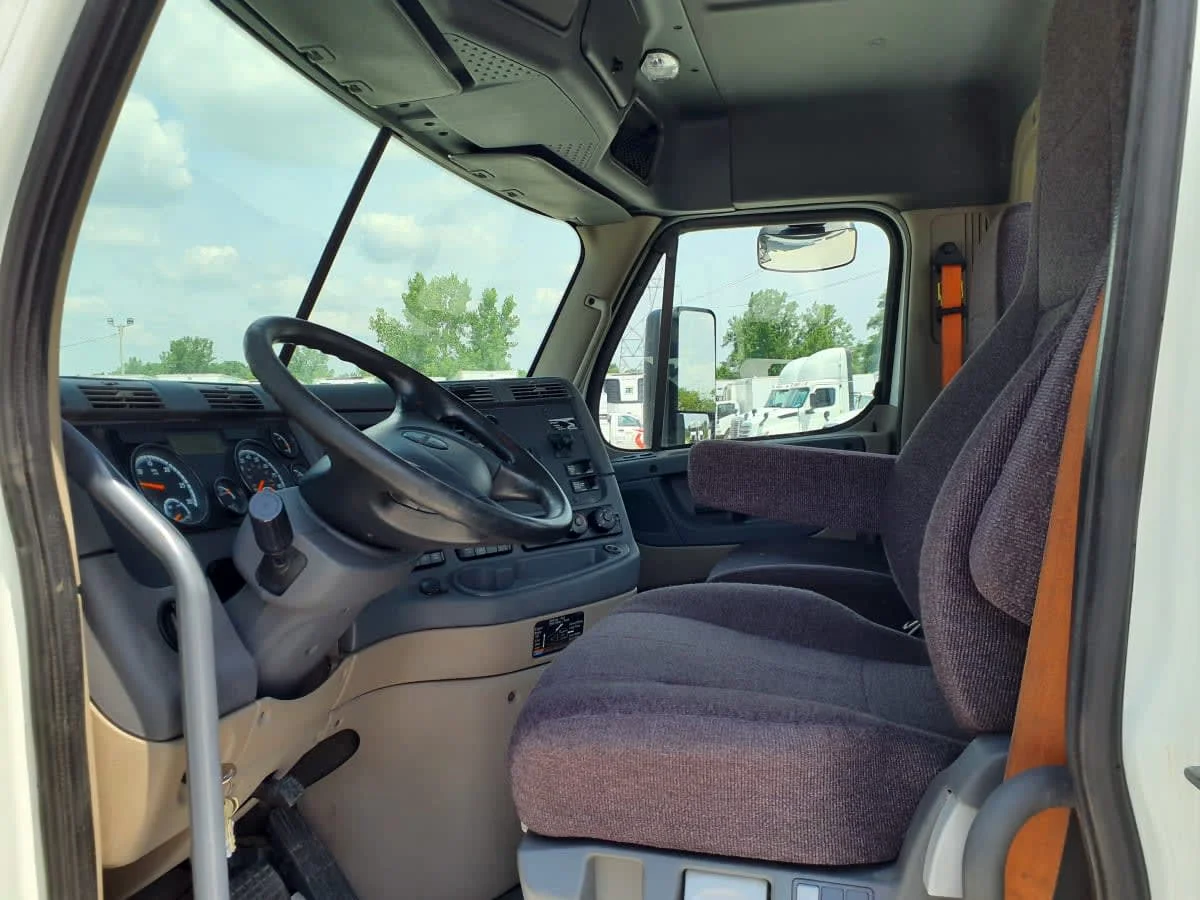 2016 Freightliner Cascadia - image 7