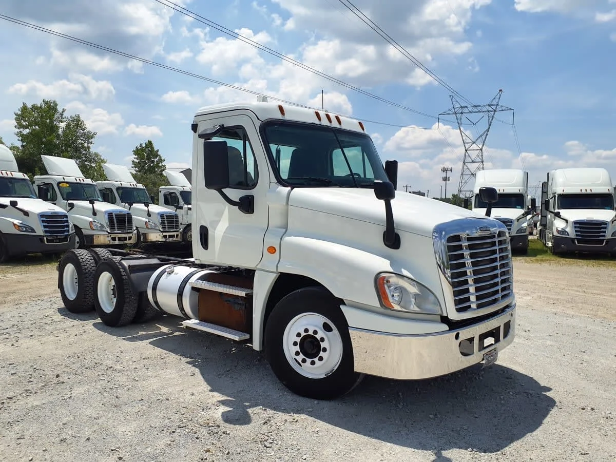 2016 Freightliner Cascadia in Indianapolis, IN — photo 3