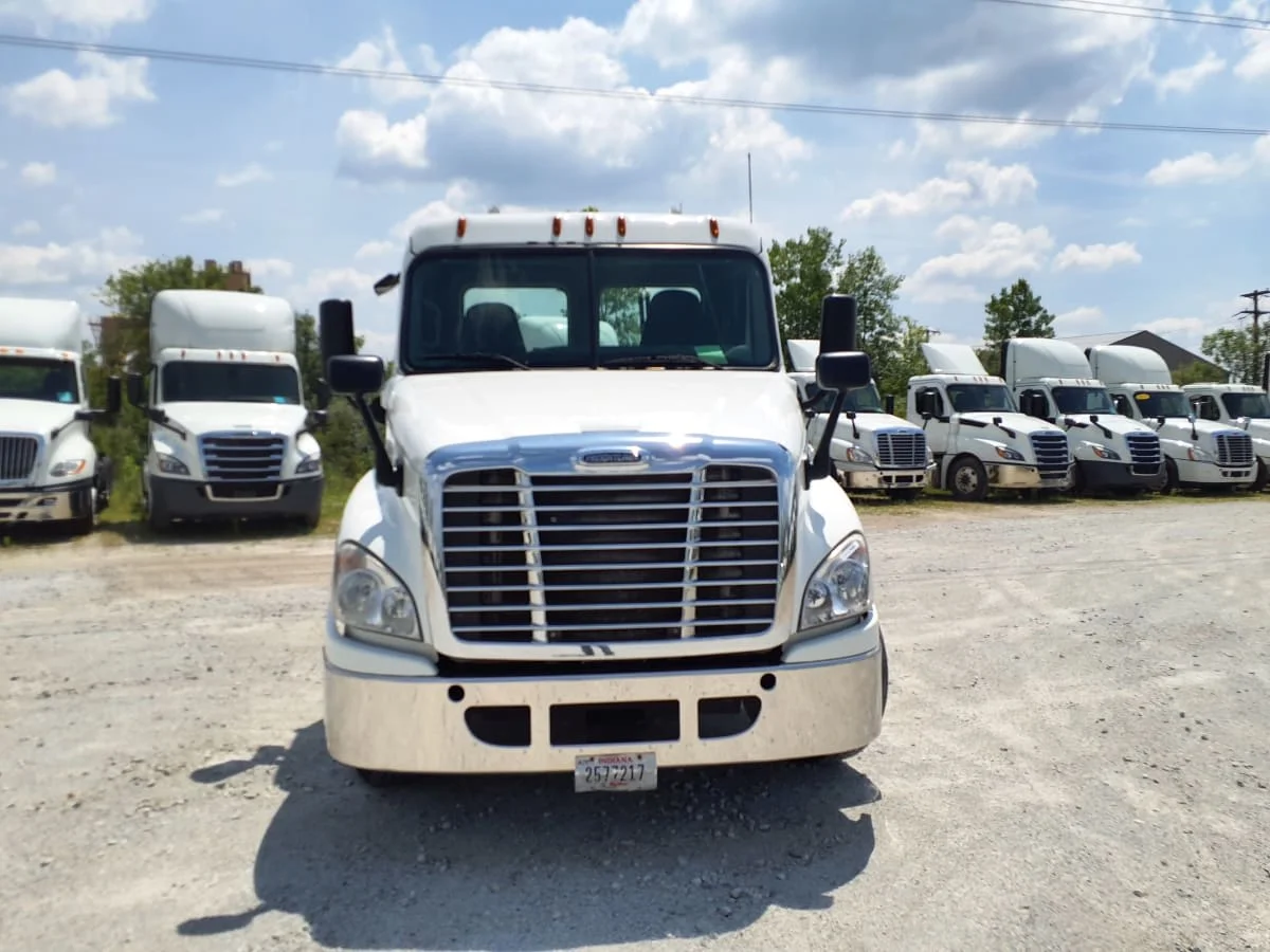 2016 Freightliner Cascadia in Indianapolis, IN — photo 2