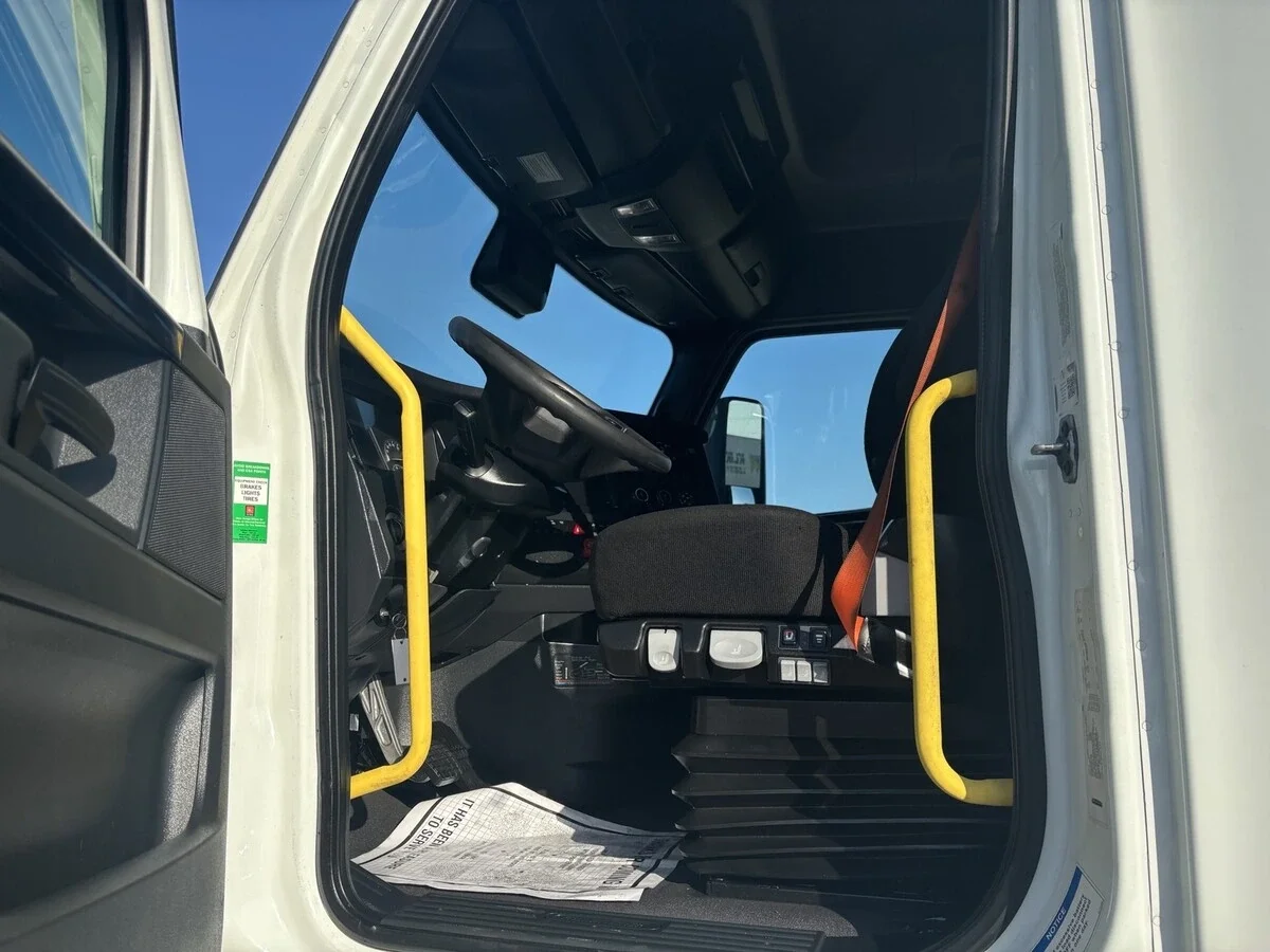 2025 Freightliner Cascadia — photo 9