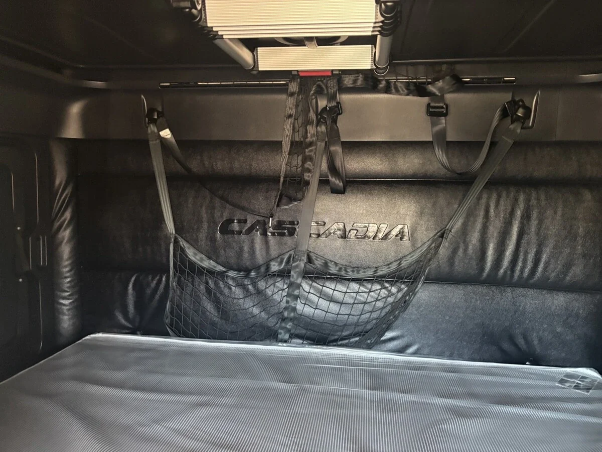 2025 Freightliner Cascadia — photo 11