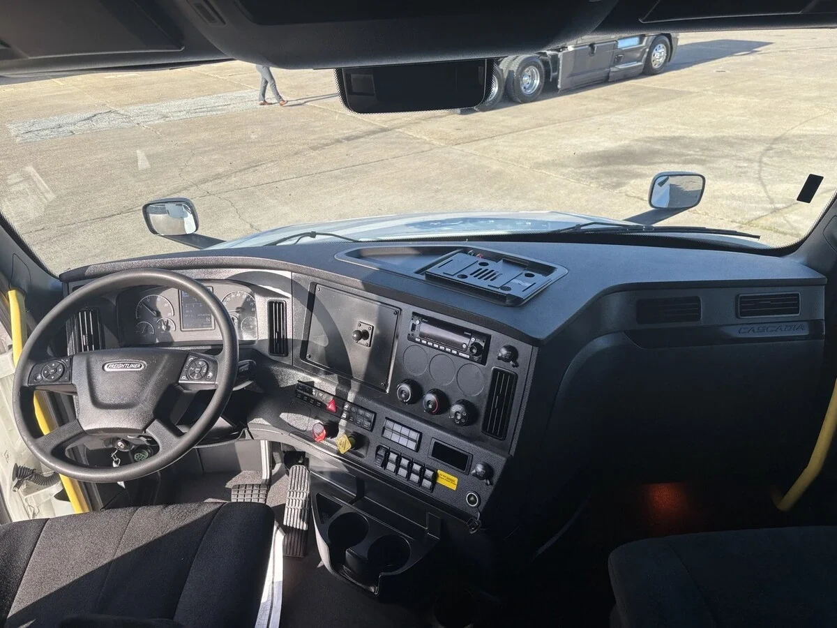 2025 Freightliner Cascadia — photo 12
