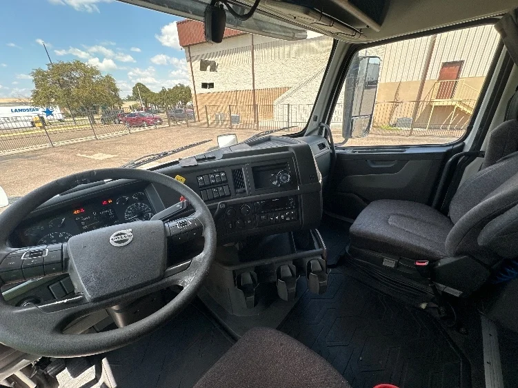 2023 Volvo VNL 760 - image 10