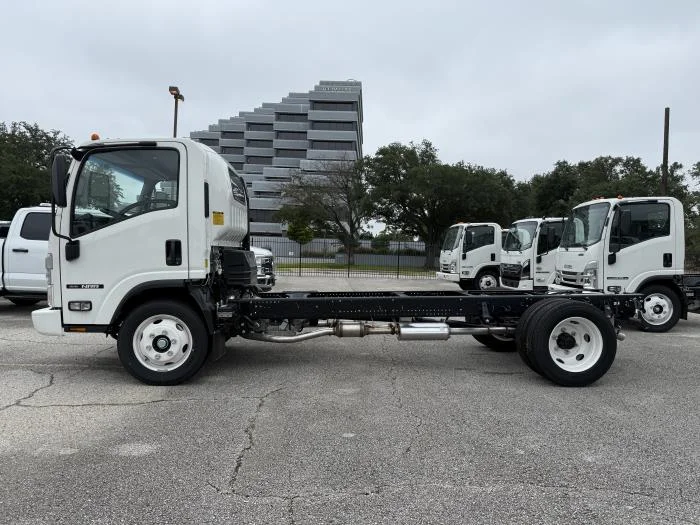 2025 Isuzu NRR in Dallas, TX — photo 2