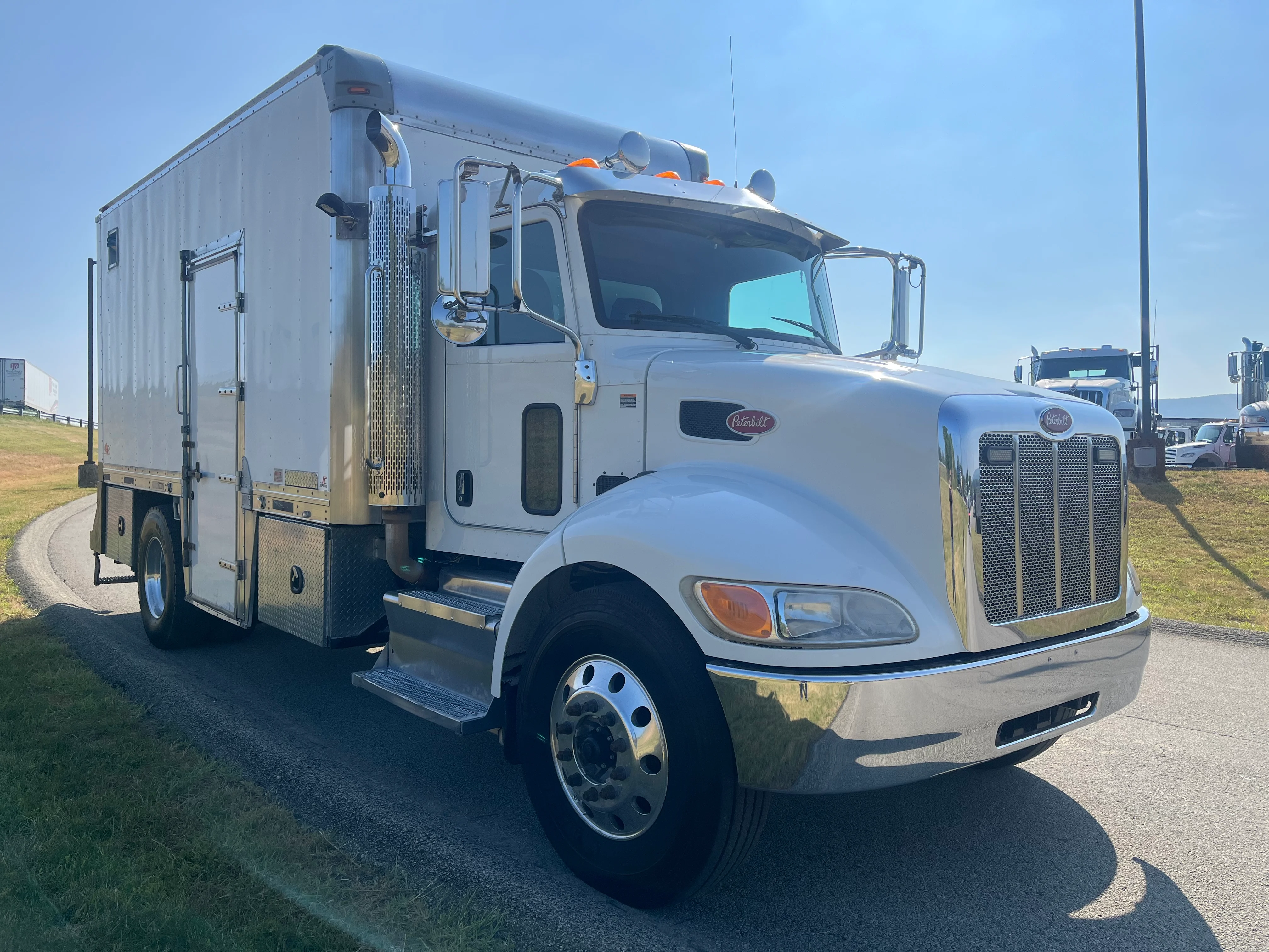 2017 Peterbilt 337 - image 5