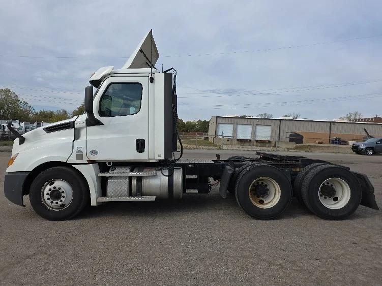 2020 Freightliner Cascadia in Jackson, MI — photo 4