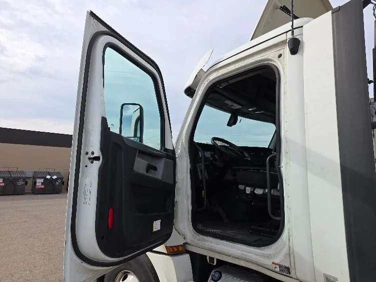 2020 Freightliner Cascadia - image 9