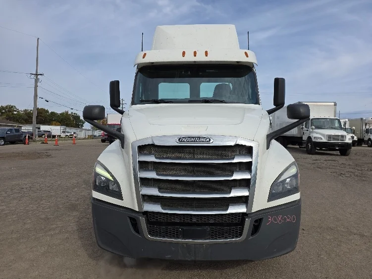 2020 Freightliner Cascadia in Jackson, MI — photo 2