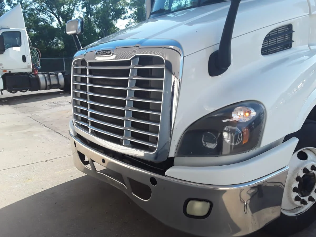 2017 Freightliner Cascadia in Kansas City, MO — photo 2