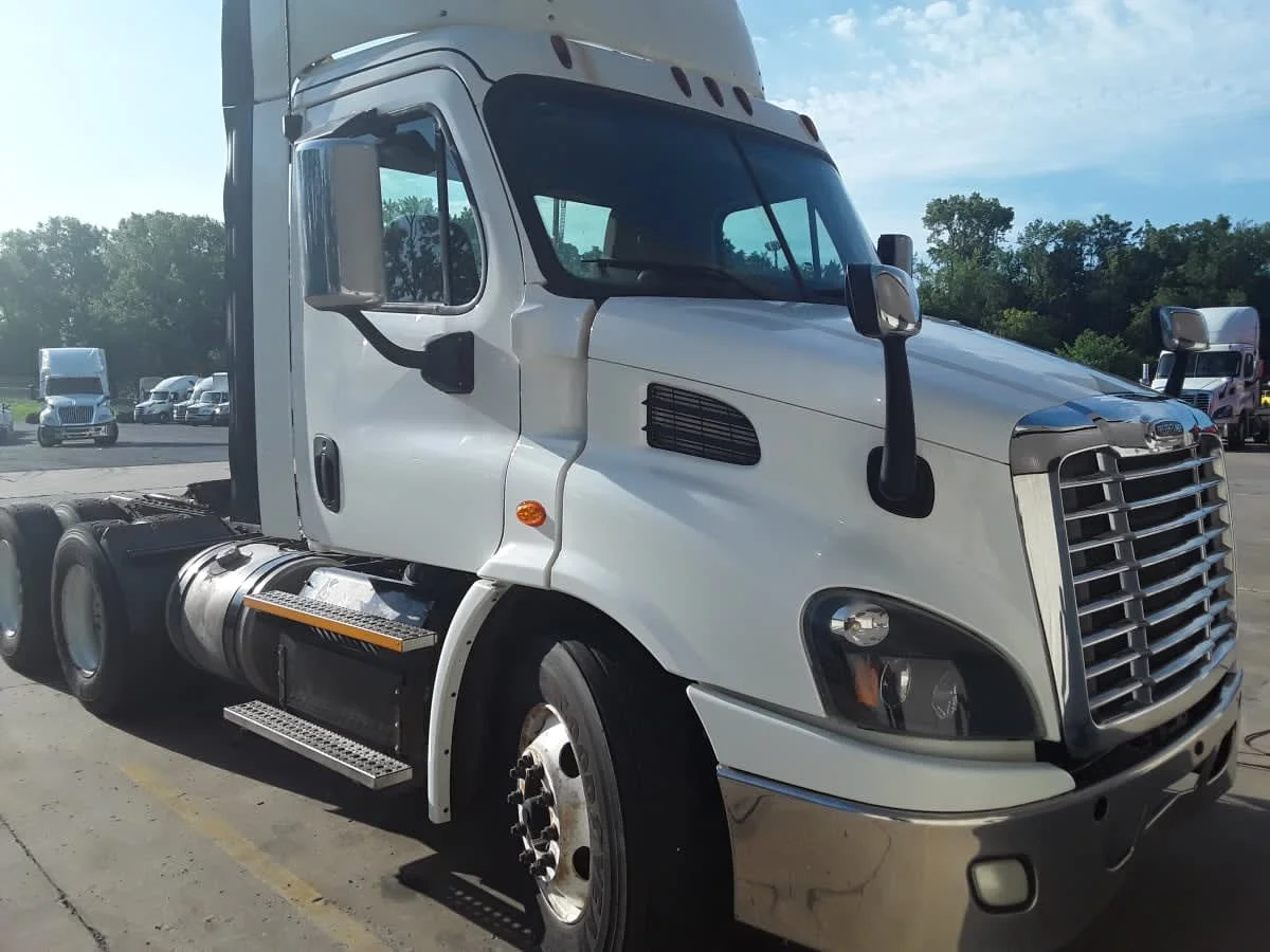 2017 Freightliner Cascadia in Kansas City, MO — photo 3