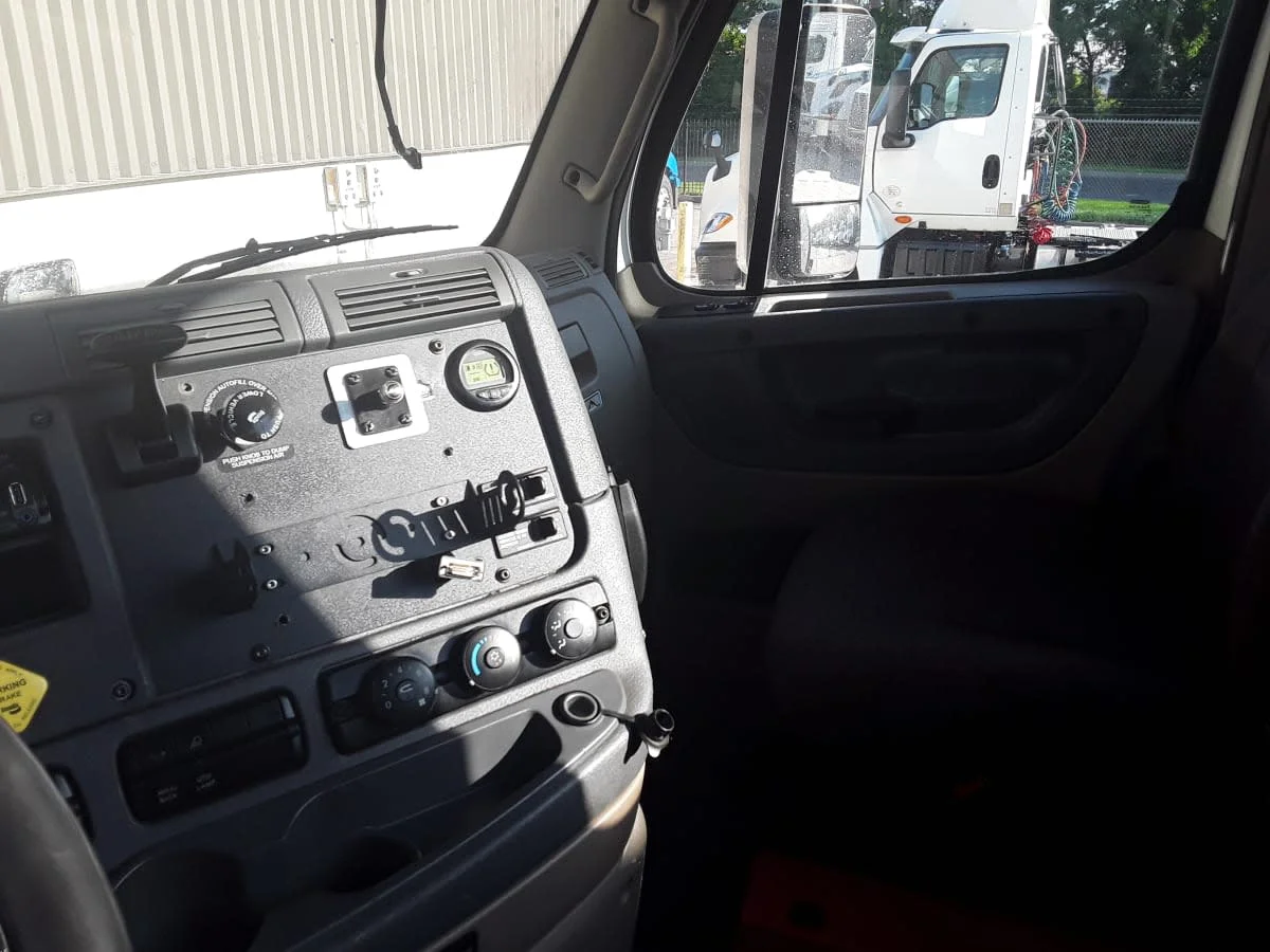 2017 Freightliner Cascadia - image 8