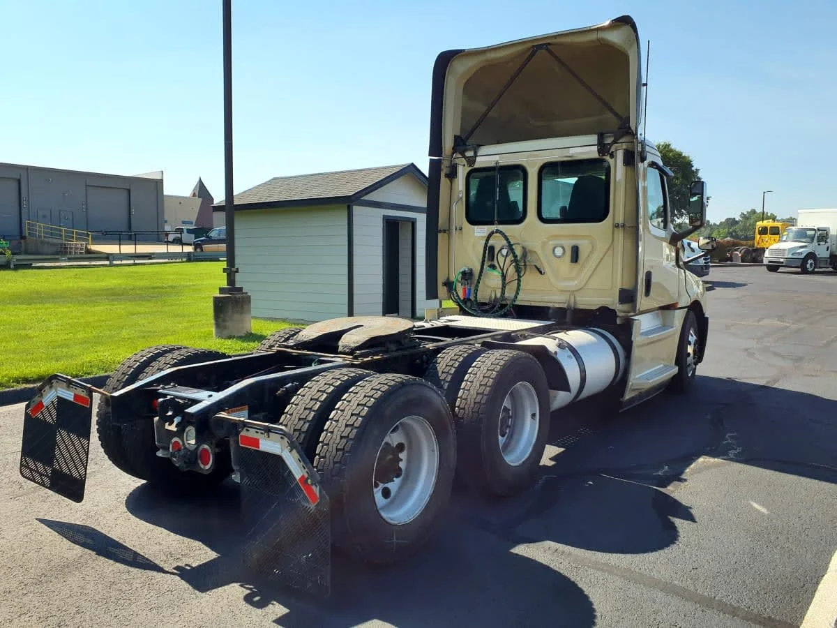 2020 Freightliner Cascadia in O'fallon, MO — photo 4