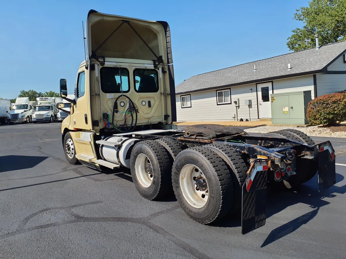 2020 Freightliner Cascadia in O'fallon, MO — photo 6