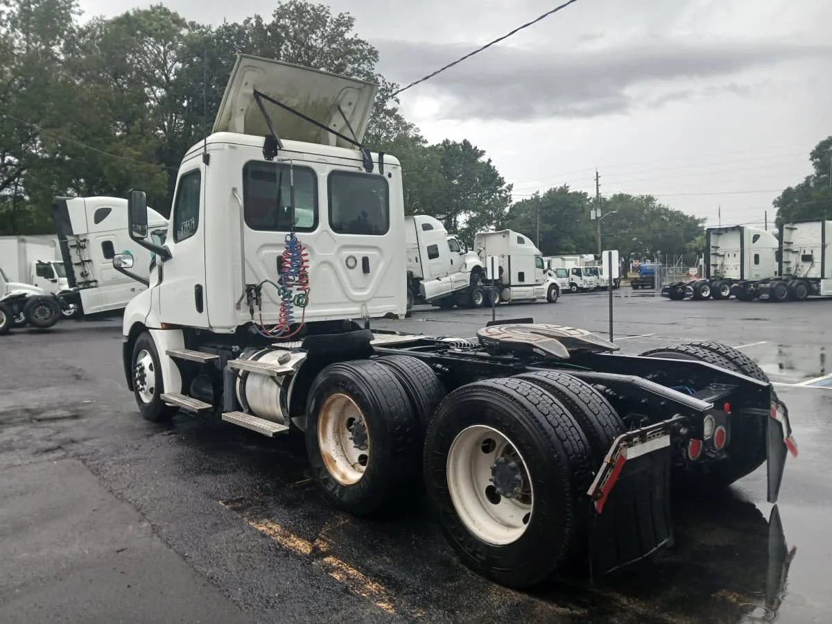 2019 Freightliner Cascadia in Jacksonville, FL — photo 6