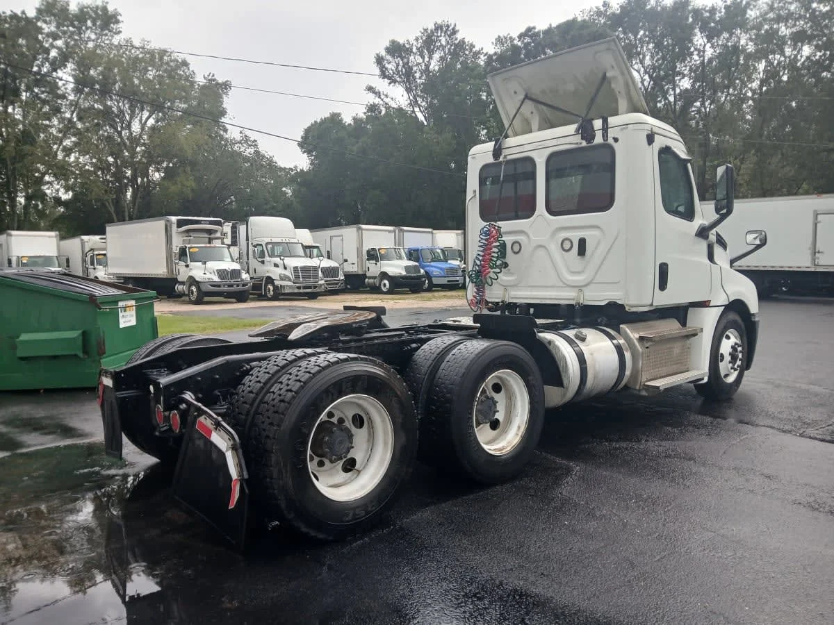 2019 Freightliner Cascadia in Jacksonville, FL — photo 4
