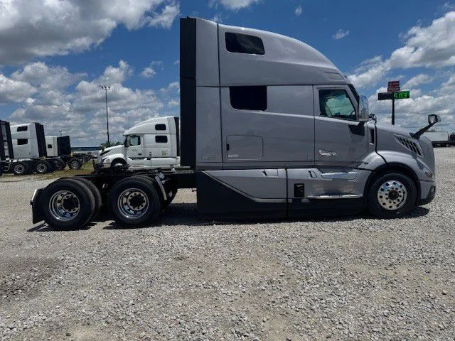 2027 Volvo VNL 860 in London, OH — photo 6