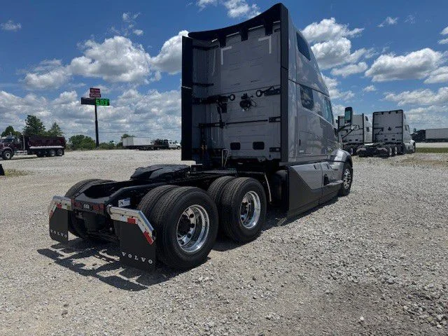 2027 Volvo VNL 860 in London, OH — photo 5