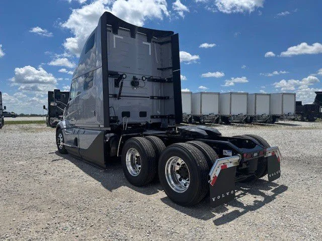 2027 Volvo VNL 860 in London, OH — photo 3