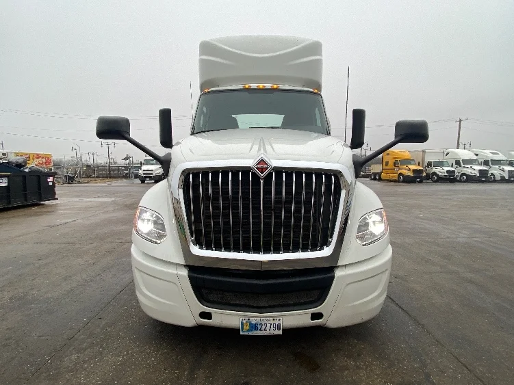 2019 International LT - image 2