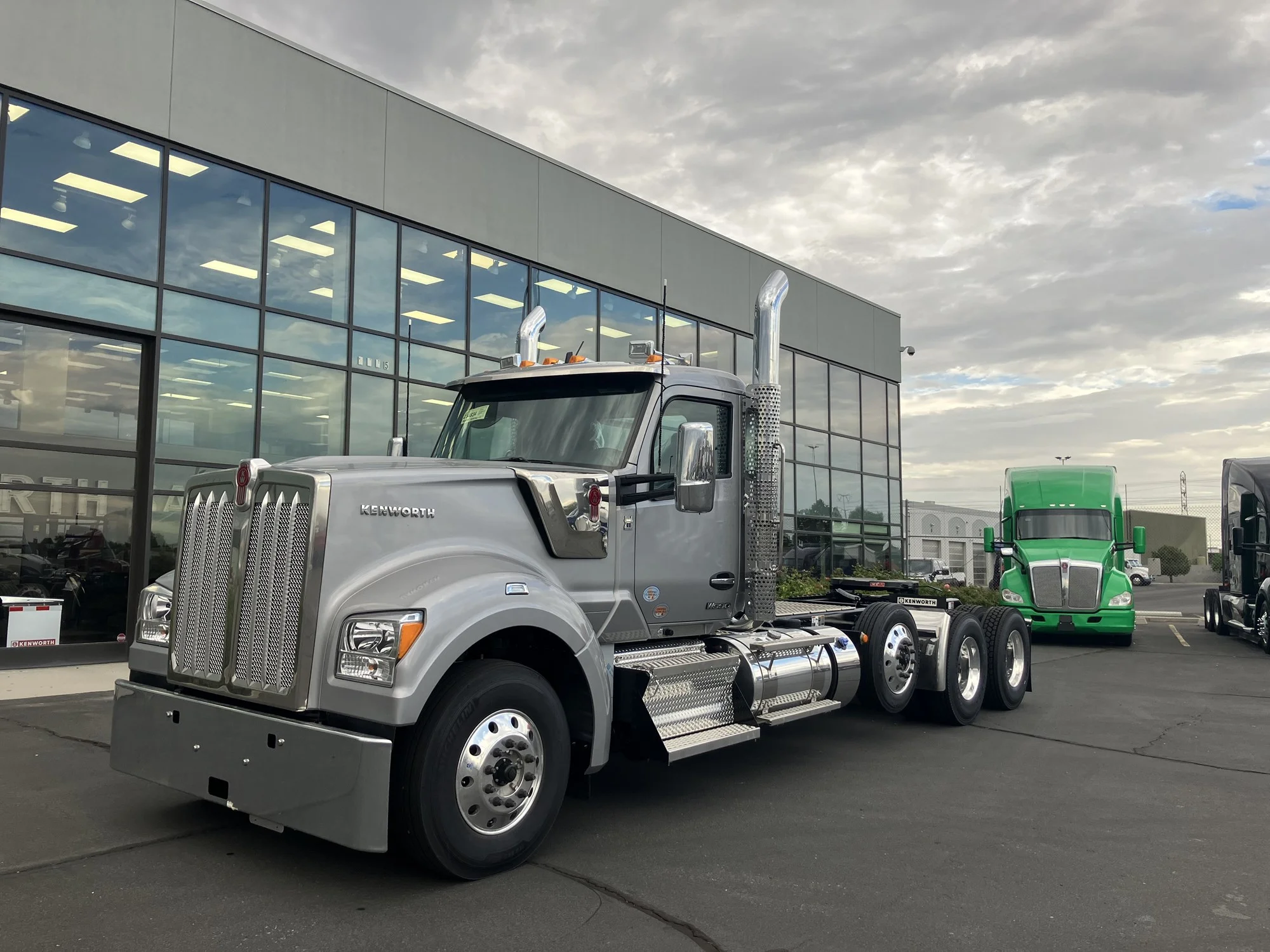 2027 Kenworth W990