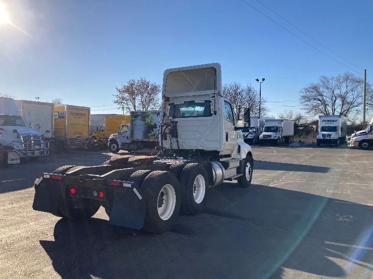 2018 International LT - image 5