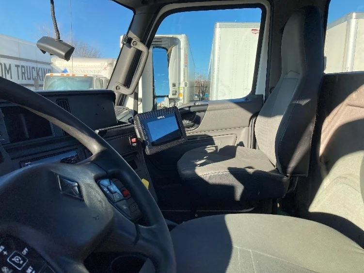 2018 International LT - image 10