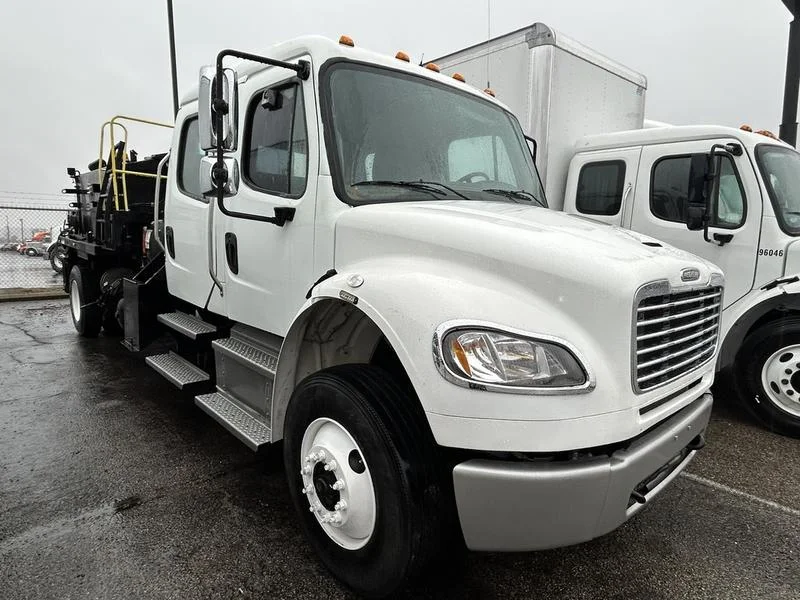 2021 Freightliner M2 106 in Cincinnati, OH — photo 2