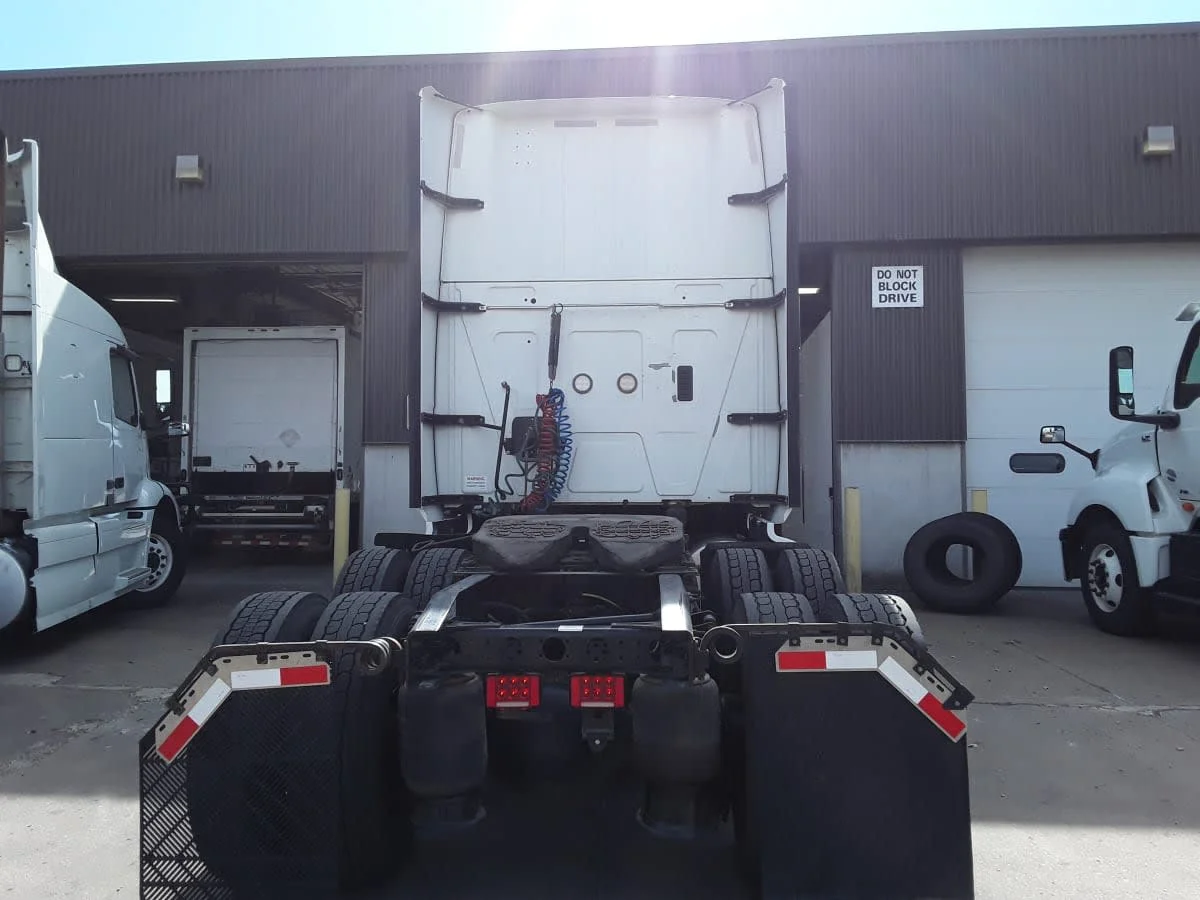 2020 International LT - image 5