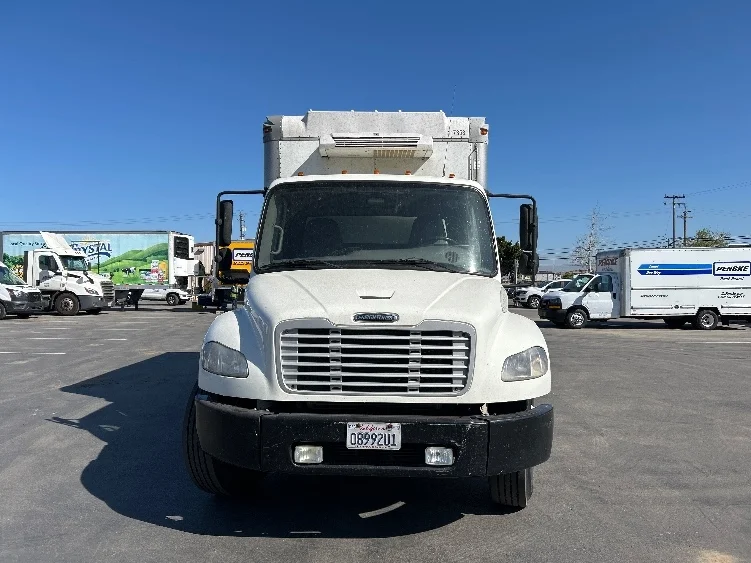 2015 Freightliner M2 106 - image 2