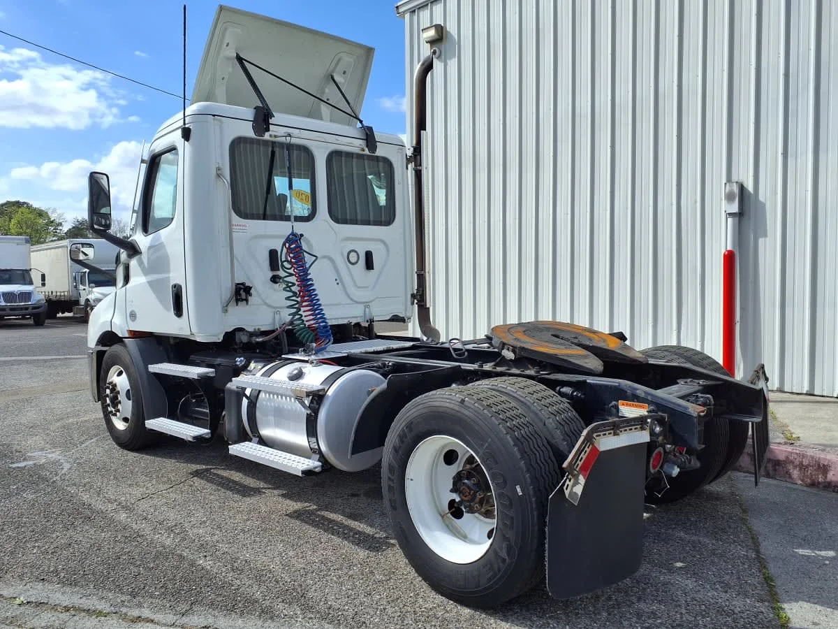 2020 Freightliner Cascadia in Knoxville, TN — photo 6