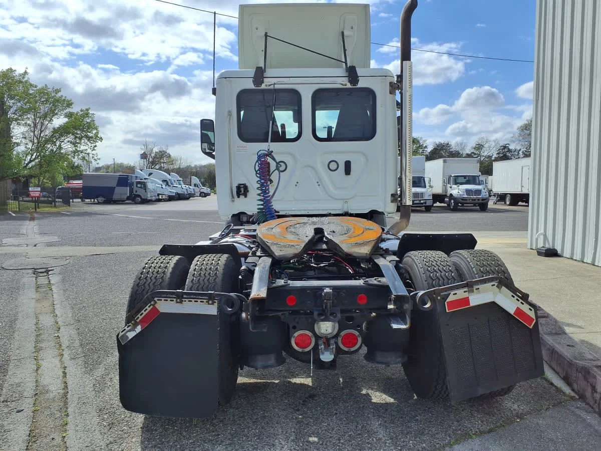 2020 Freightliner Cascadia in Knoxville, TN — photo 5