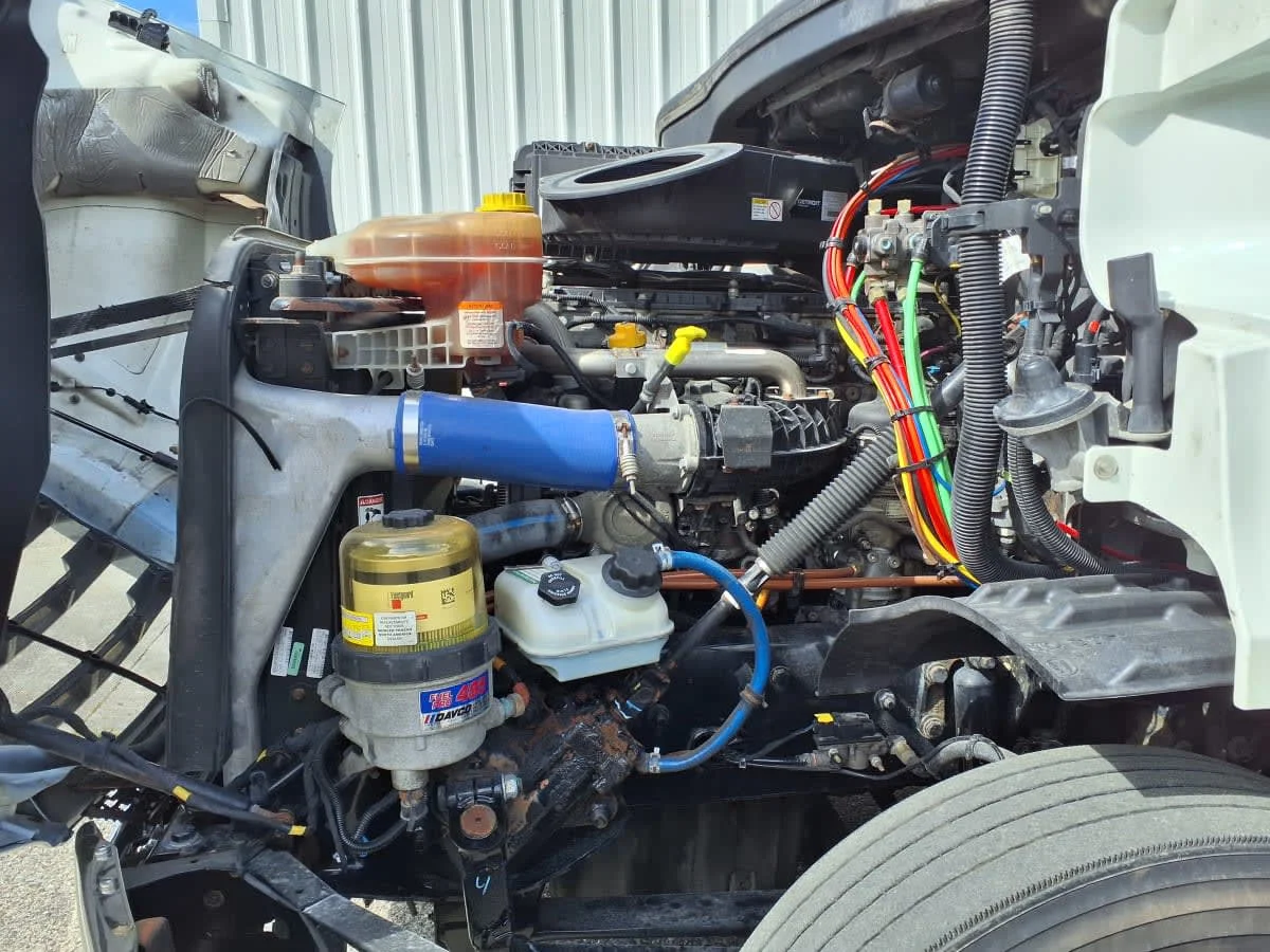 2020 Freightliner Cascadia in Knoxville, TN — photo 8