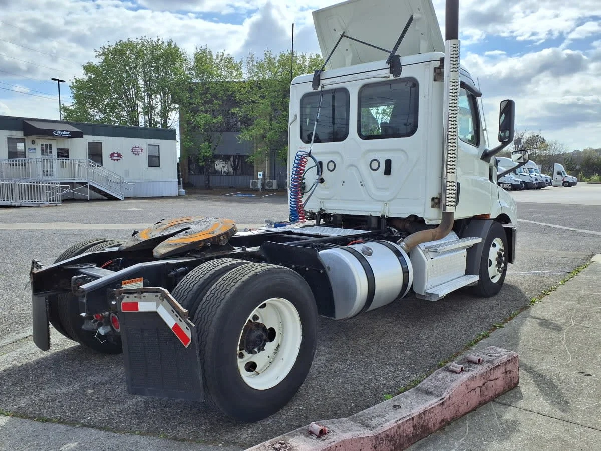 2020 Freightliner Cascadia in Knoxville, TN — photo 4