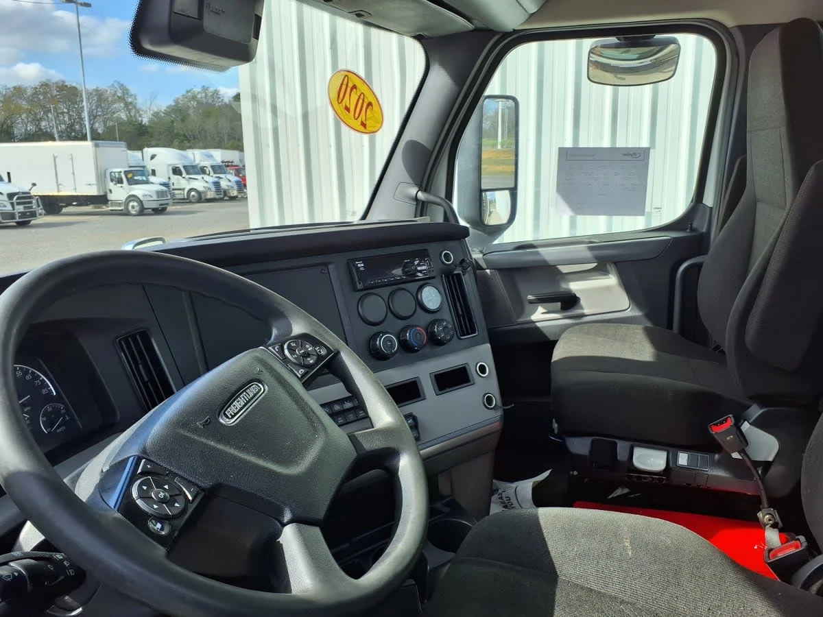 2020 Freightliner Cascadia in Knoxville, TN — photo 7