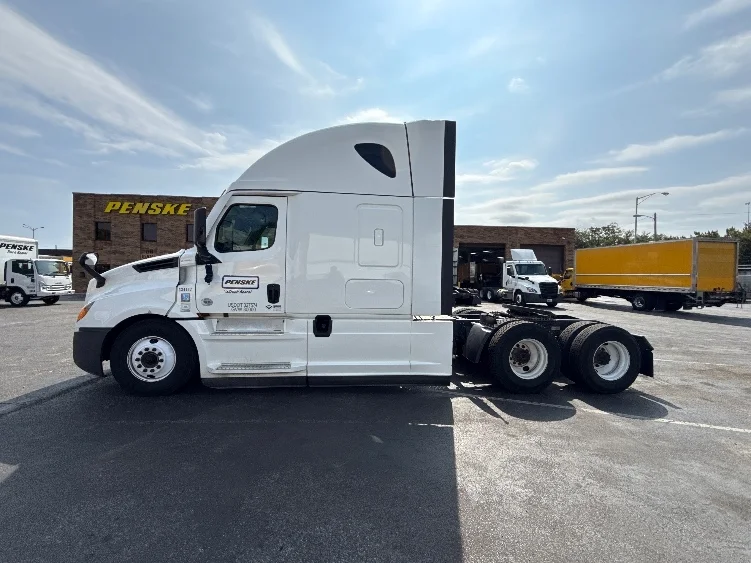 2021 Freightliner Cascadia - image 4
