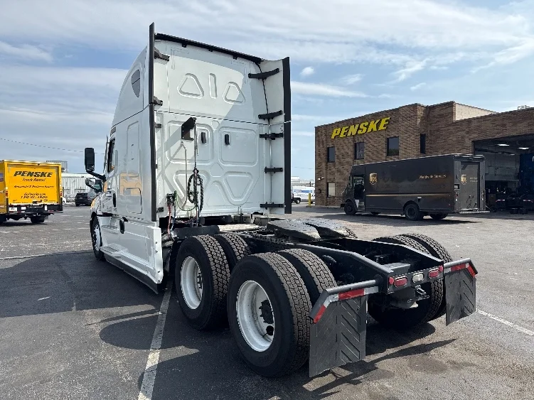 2021 Freightliner Cascadia - image 5