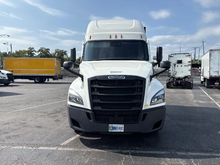 2021 Freightliner Cascadia - image 2